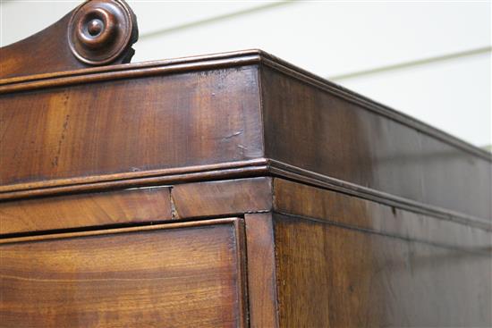 A Regency mahogany bow fronted chest on chest, fitted two short and six graduated long drawers, on bracket feet, W.112cm